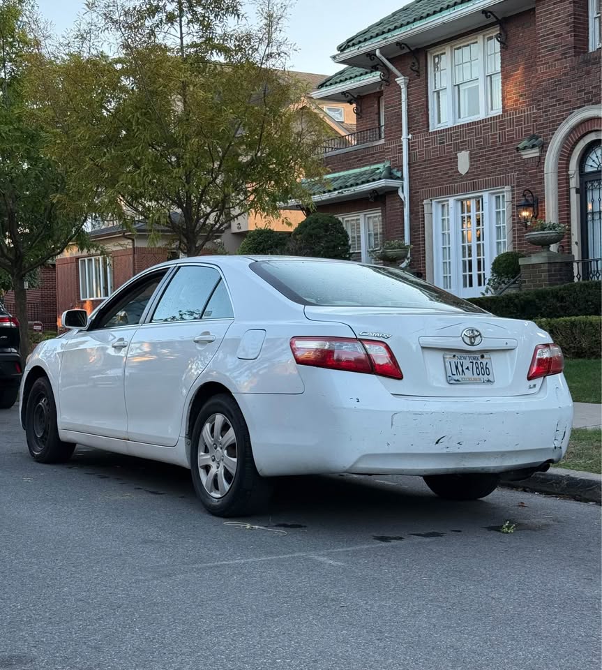 2009 Toyota Camry · LE Sedan 4D - photo 5