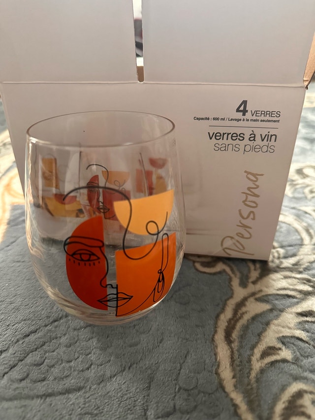 Set of 4 modern stemless glasses, with box and never use.