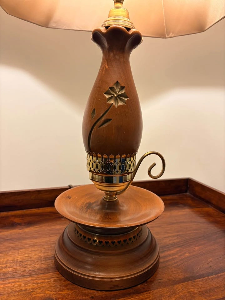 Vintage Mid-Century Carved Wood & Brass Lamp - Working - photo 2