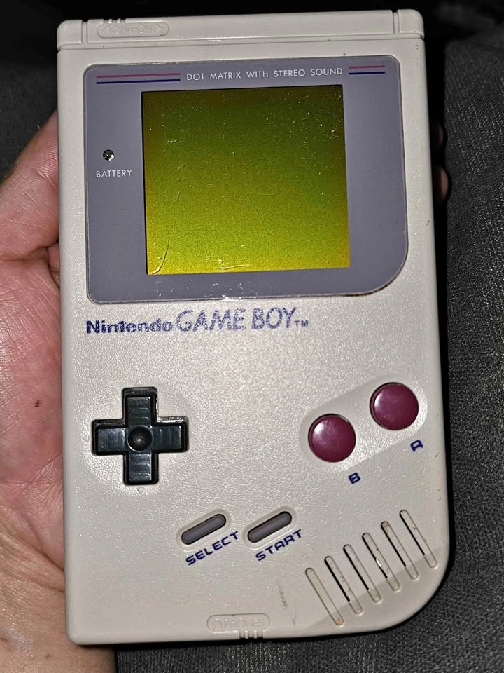 Original Nintendo GameBoy DMG-01 with Pokemon Gold