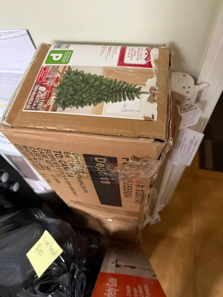 Christmas tree, lights, ornaments - photo 2