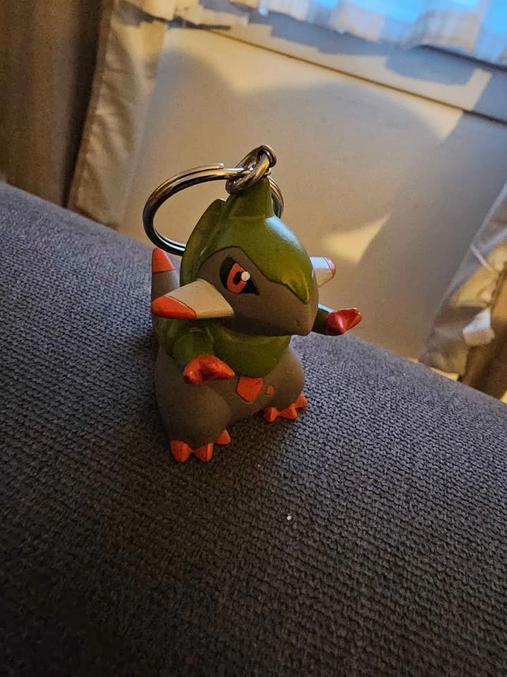 Axew, Fraxure, Haxorus Pokemon Finger Puppet Keychain Set - photo 2