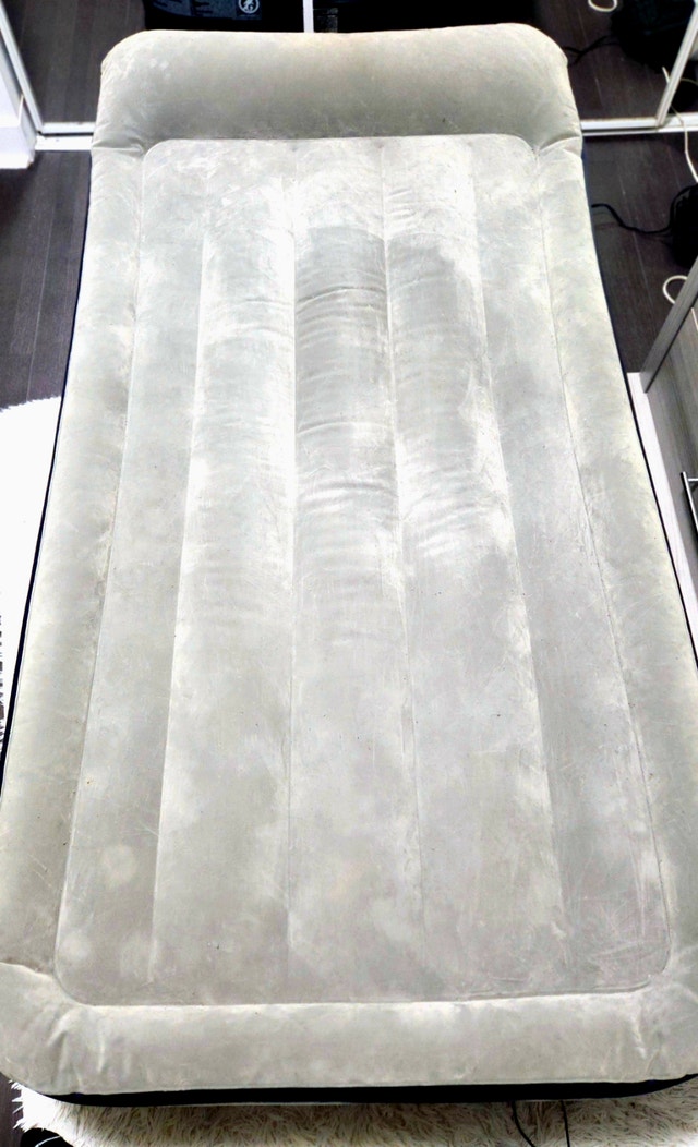 Single/Twin Air Mattress w/ Built-In Pump