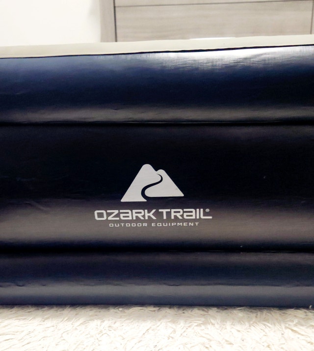 Single/Twin Air Mattress w/ Built-In Pump - photo 3