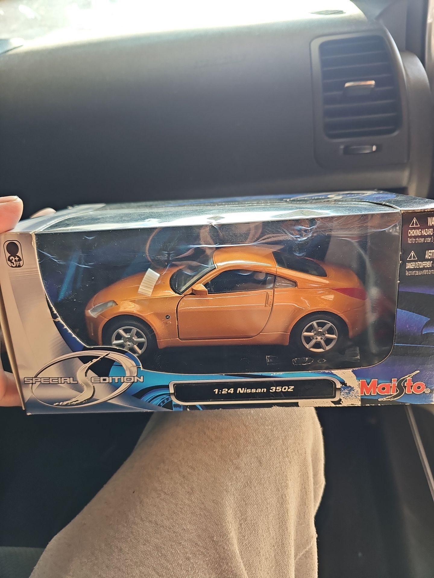 Maisto 1:24 Nissan 350Z Die-Cast Model - Metallic Copper