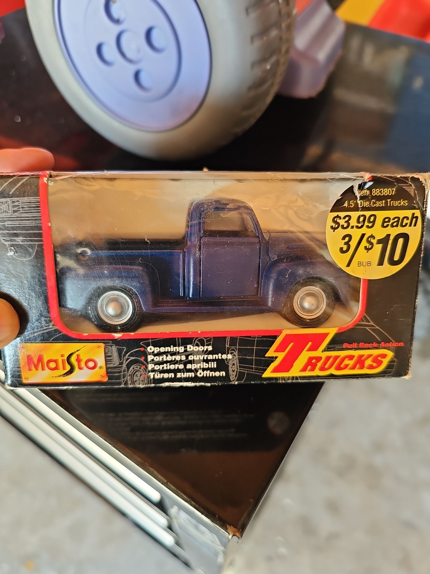Maisto Motorized Pull Back Action Pickup