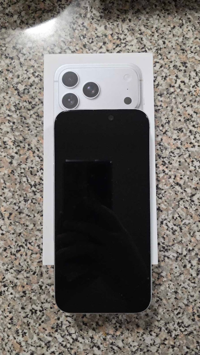 MINT iPhone 17 Pro Max 256GB Bundle – 100% Battery