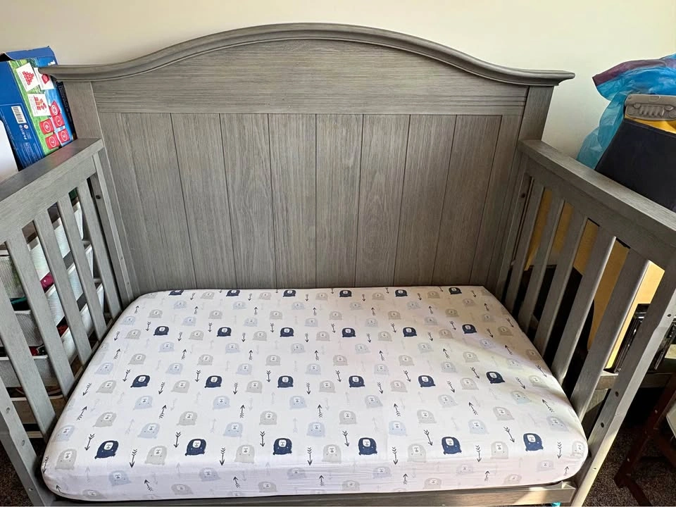 Crib / Toddler Bed with Mattress and Sheets