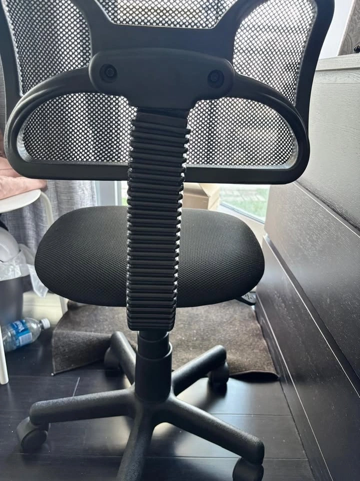 MINT Mainstays Swivel Office Chair - Black Mesh - Like New! - photo 2