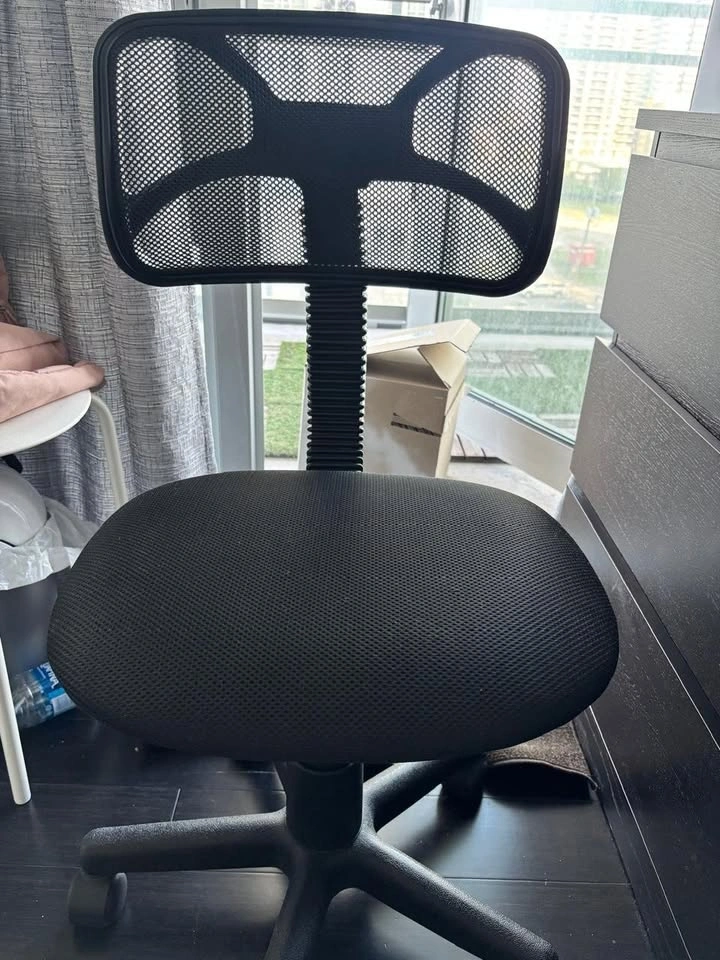MINT Mainstays Swivel Office Chair - Black Mesh - Like New! - photo 3