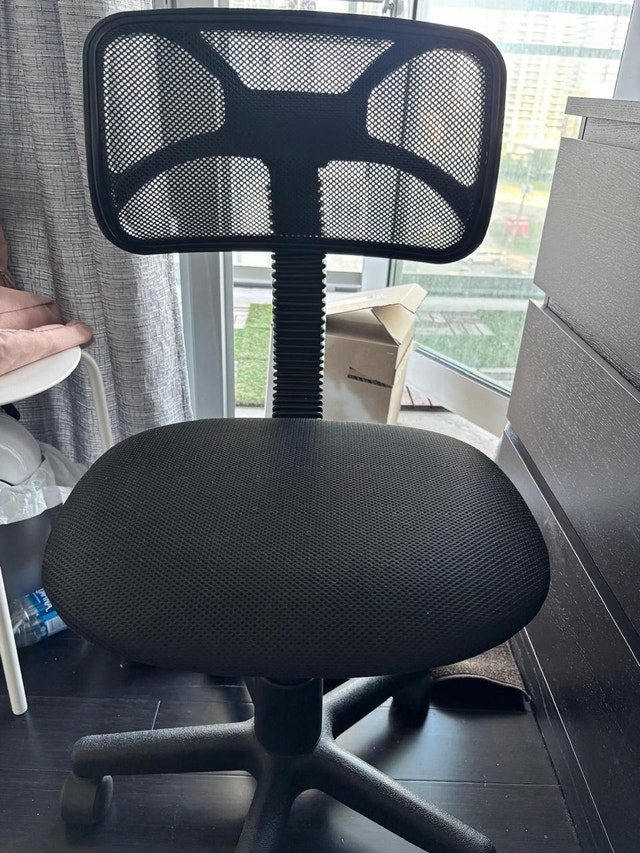 MINT Mainstays Swivel Office Chair - Black Mesh - Like New! - photo 2