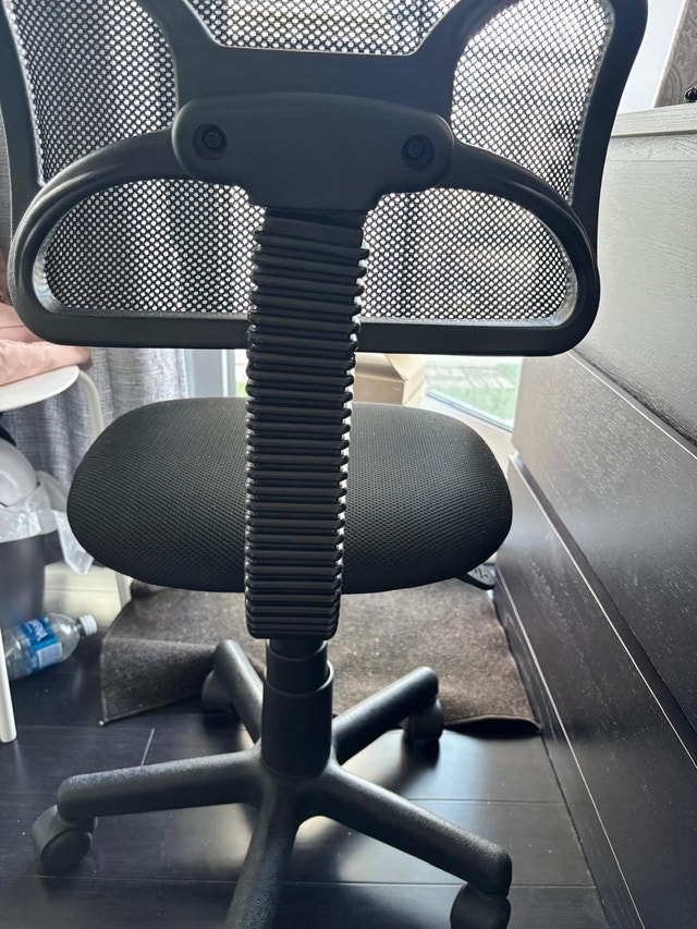 MINT Mainstays Swivel Office Chair - Black Mesh - Like New! - photo 3
