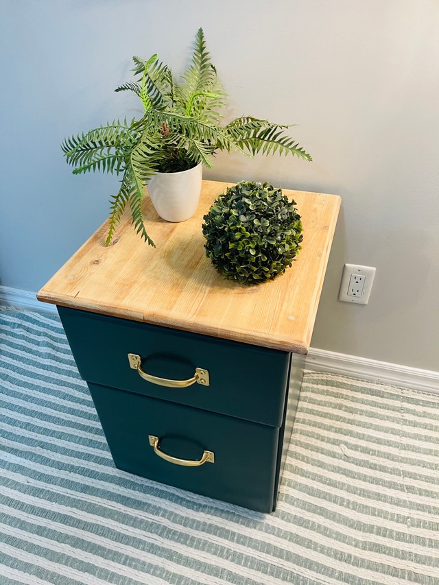 Beautiful 2-drawer Nightstand / Side-table