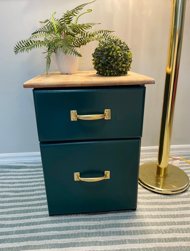 Beautiful 2-drawer Nightstand / Side-table - photo 3