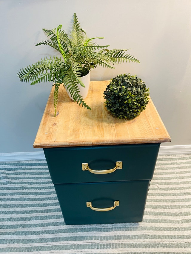 Beautiful 2-drawer Nightstand / Side-table - photo 4