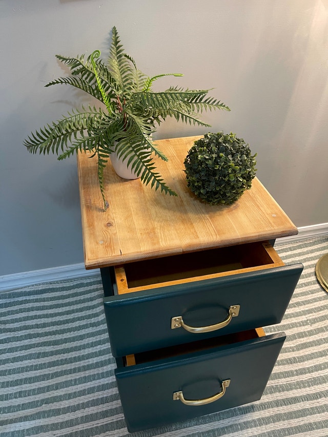 Beautiful 2-drawer Nightstand / Side-table - photo 5
