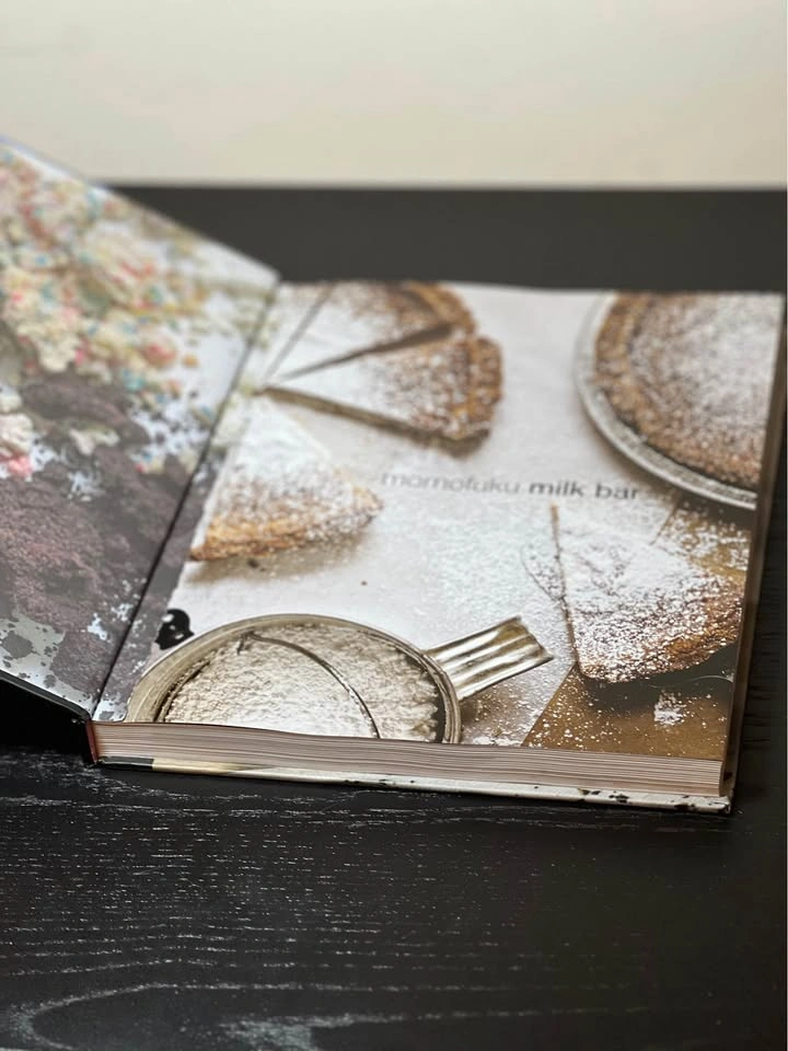 Momofuku Milk Bar Cookbook by Christina Tosi 2011 1st edition - photo 2