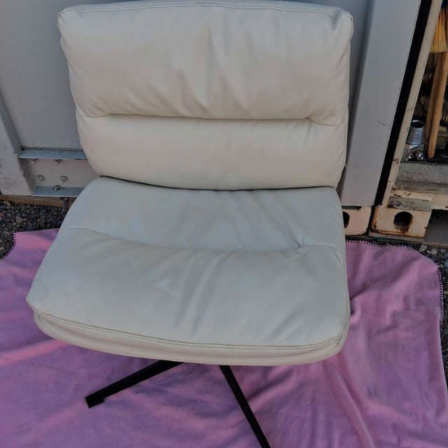 Leather white office/desk chair