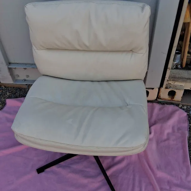 Leather white office/desk chair thumbnail