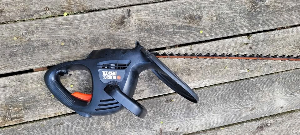Black+Decker 17 inch Hedge Trimmer - photo 2