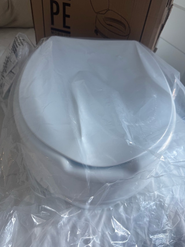 Brand New 6" Raised Toilet Seat for Standard Round Toilet - photo 4