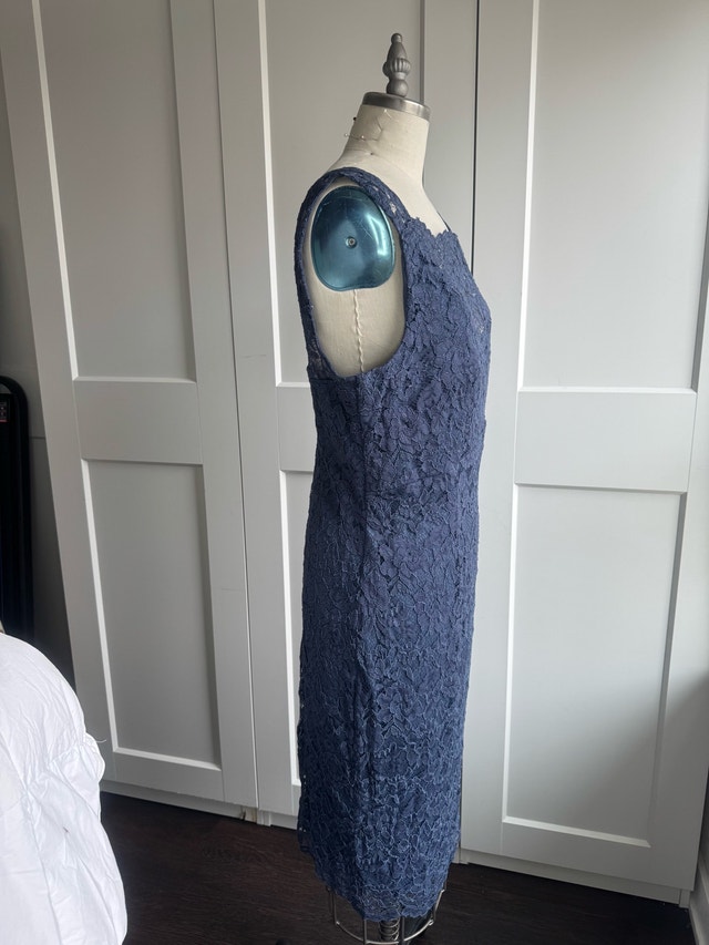 LE CHÂTEAU Blue Lace Dress Size 16 Worn Once - photo 2