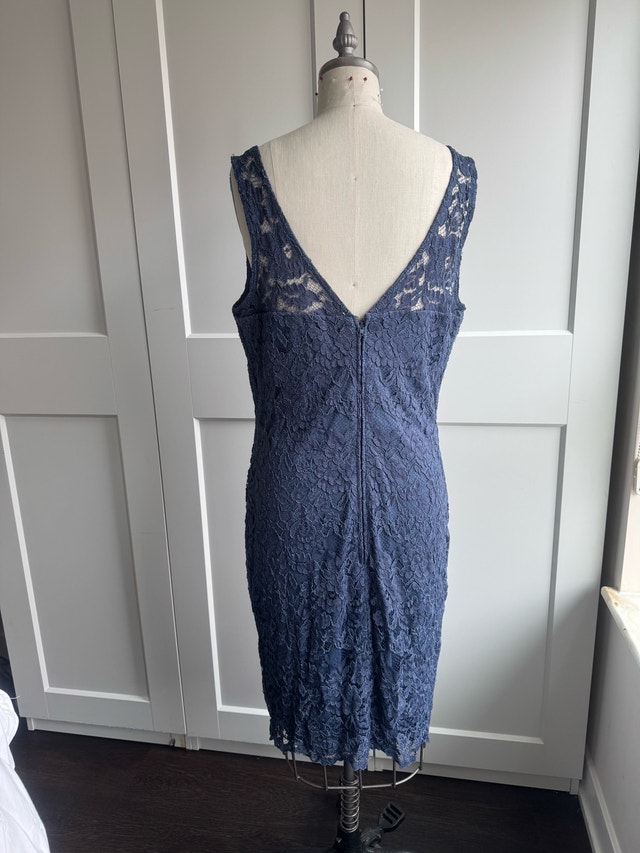 LE CHÂTEAU Blue Lace Dress Size 16 Worn Once - photo 3