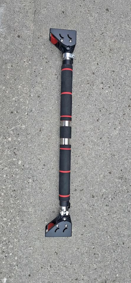 Doorway pull up bar