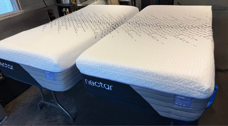 Nectar Luxe Hybrid, Twin XL, Like New, Free Protector - photo 2