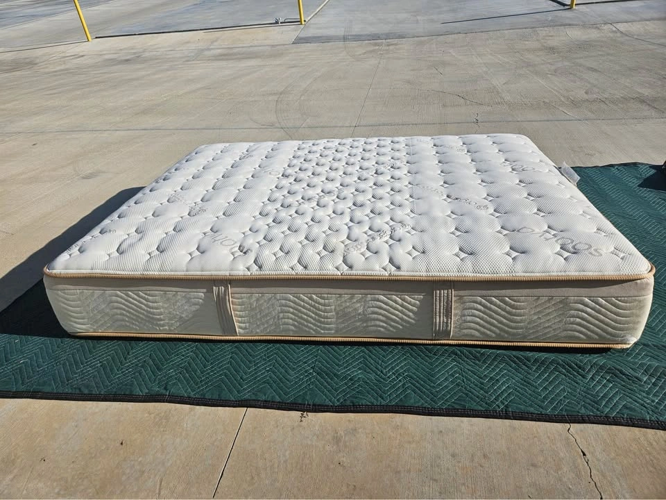 Saatva Memory Foam Hybrid Queen Mattress - Practically New - photo 4