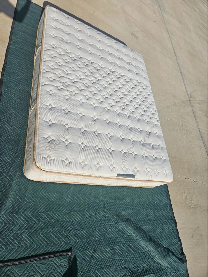 Saatva Memory Foam Hybrid Queen Mattress - Practically New - photo 5
