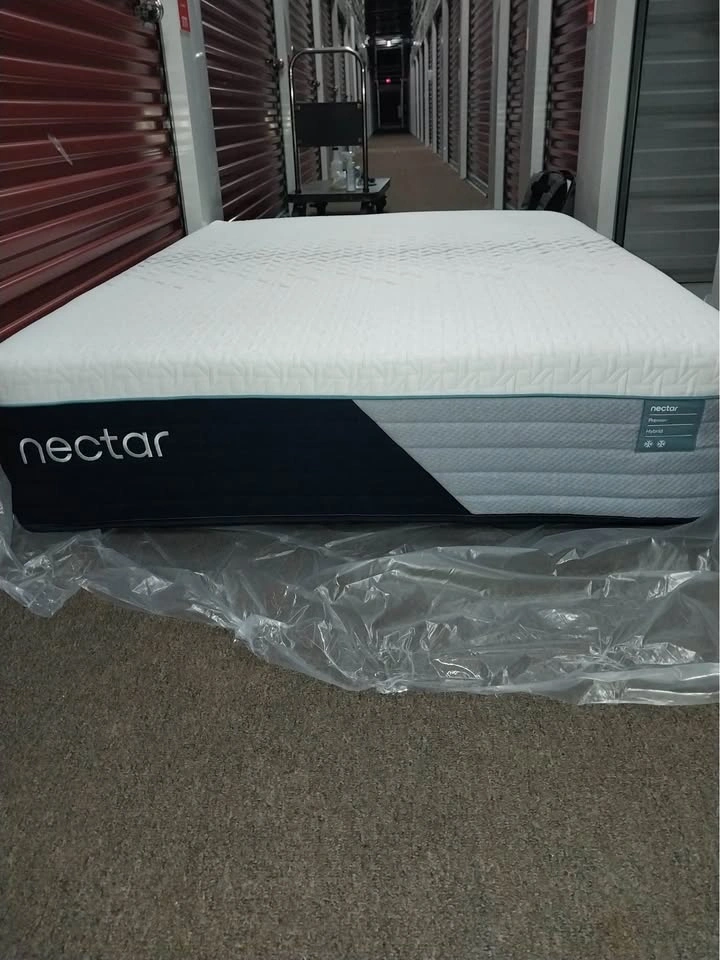 Nectar Premier Hybrid King Mattress, Like New - photo 3