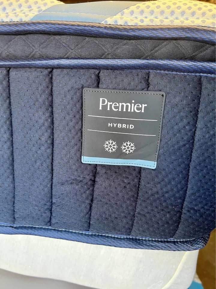 Dreamcloud Premier Hybrid Queen Mattress, Like New - photo 2