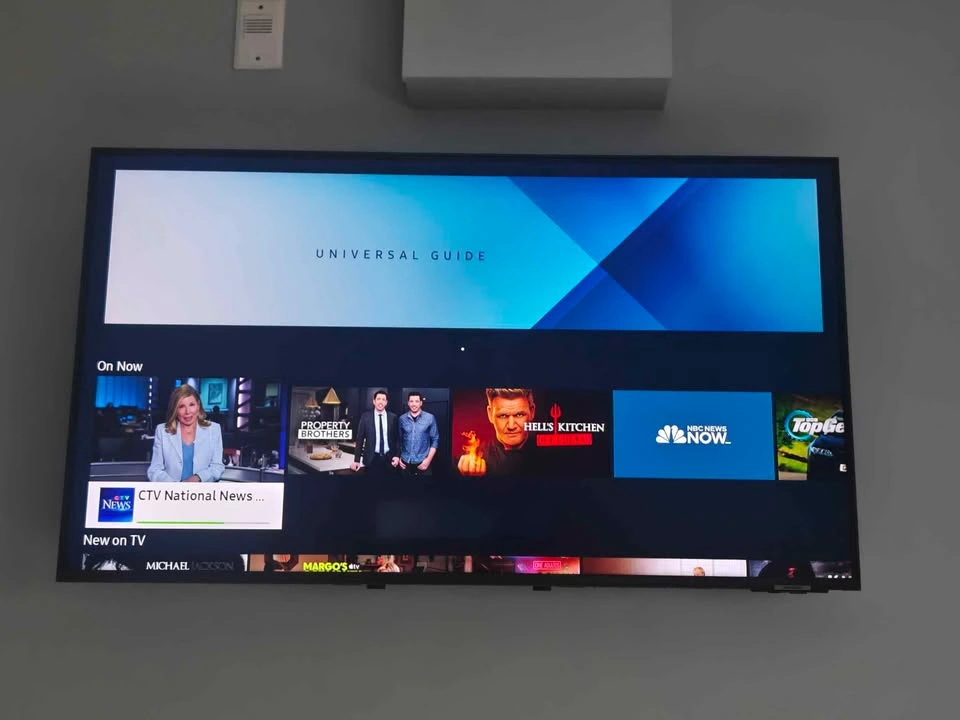 Samsung 43" QLED 4K Smart TV with Mount - photo 2