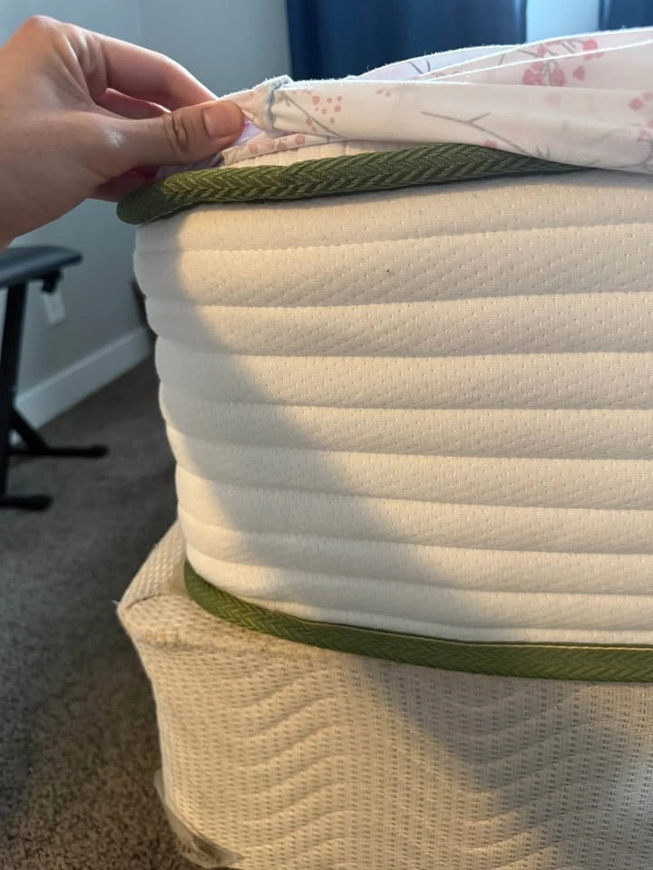 Queen Mattress and one blanket - photo 3