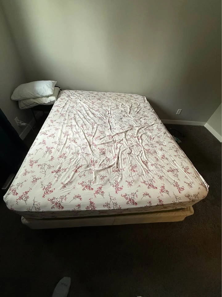 Queen Mattress and one blanket - photo 4