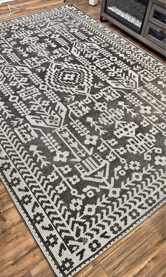 7’ x 10’ Area Rug