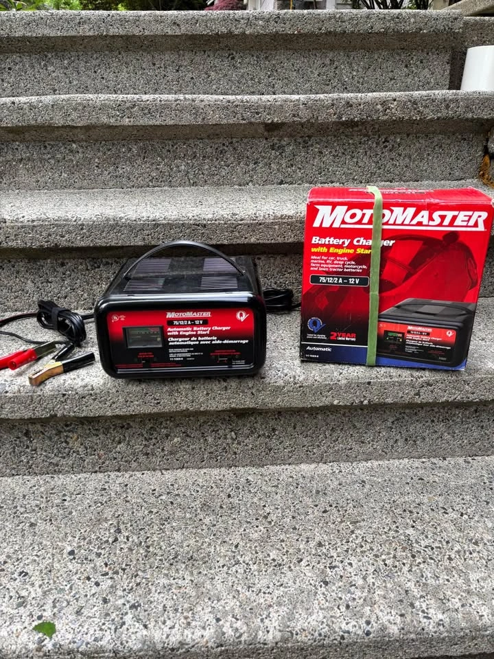 MotoMaster Automatic Battery Charger with Engine Start 75/12/2 A - photo 3
