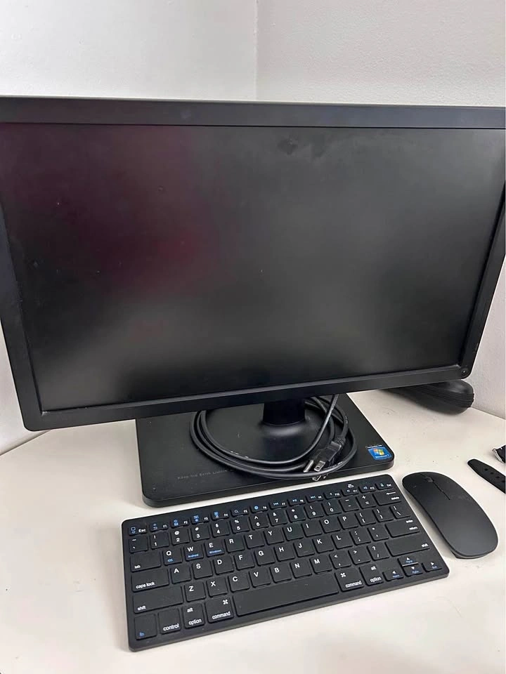 BenQ V2210 Monitor with Wireless Keyboard and Mouse