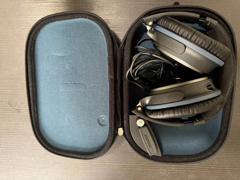 Bose Noise Cancelling Headphones w/ Case - photo 2