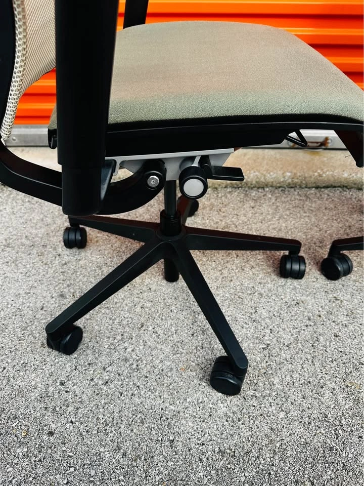 Steelcase V1 Think Ergonomic Office Chair (10 Available) - photo 4