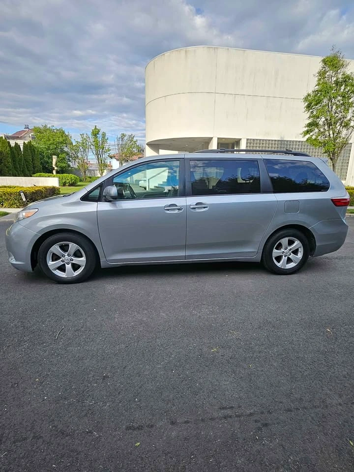 2016 Toyota Sienna LE Minivan - photo 2
