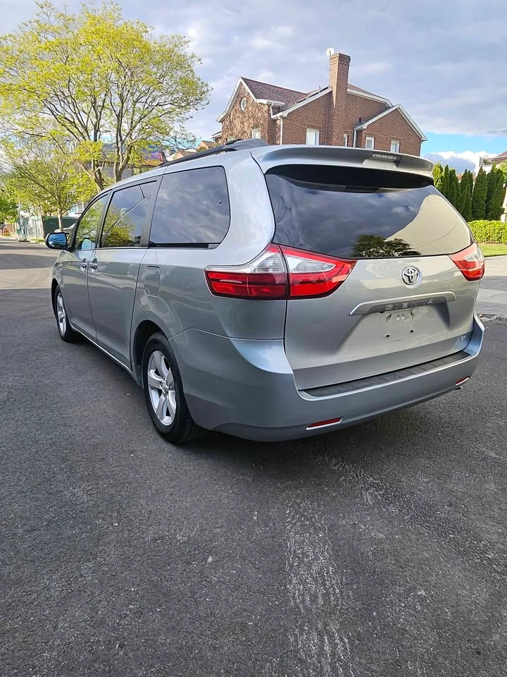 2016 Toyota Sienna LE Minivan - photo 3