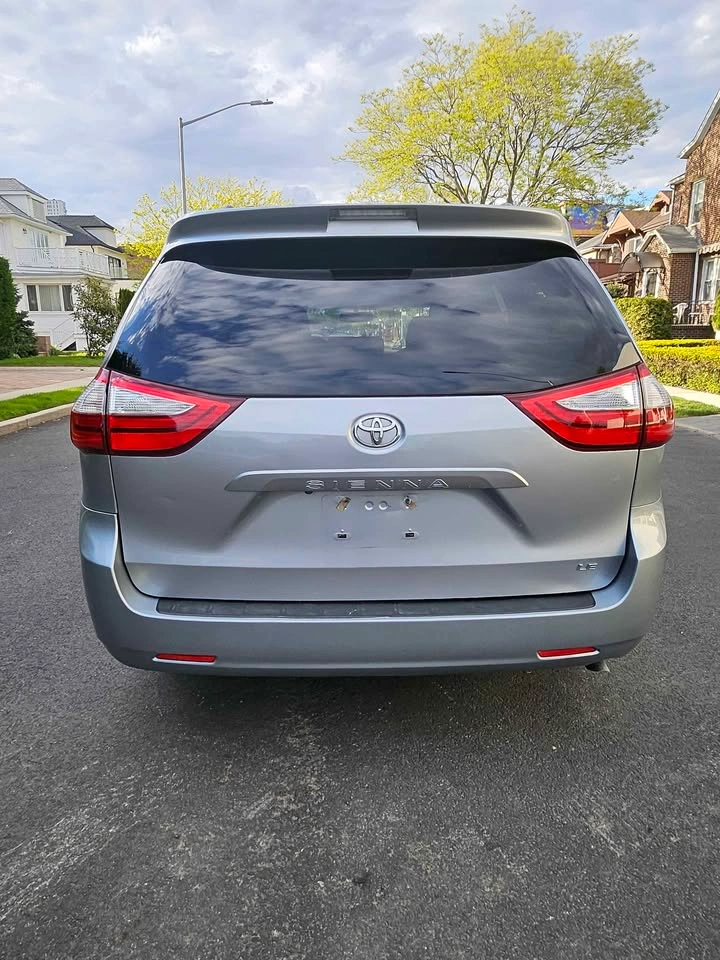 2016 Toyota Sienna LE Minivan - photo 4