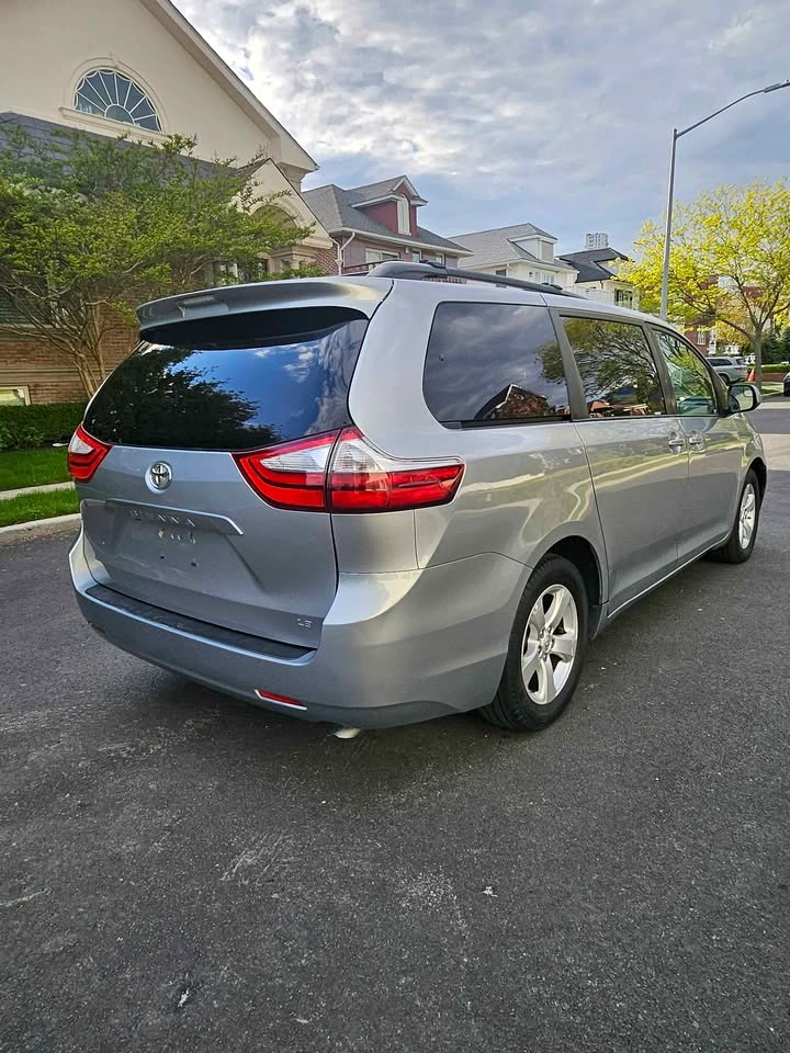 2016 Toyota Sienna LE Minivan - photo 5