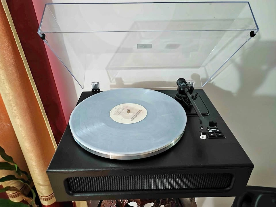 All in one Turntable with Built in speakers