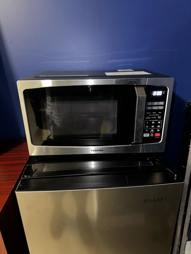 Like New Toshiba Microwave .9 cu.ft