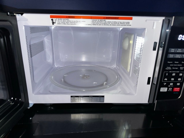Like New Toshiba Microwave .9 cu.ft - photo 2
