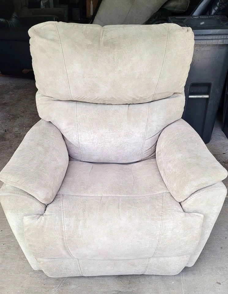 LaZBoy Recliner - Excellent Condition