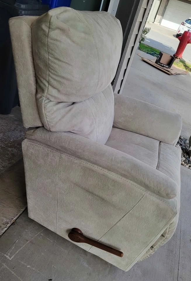 LaZBoy Recliner - Excellent Condition - photo 2